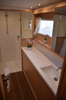 Samoru 1 450F LAGOON Catamaran - Bathroom